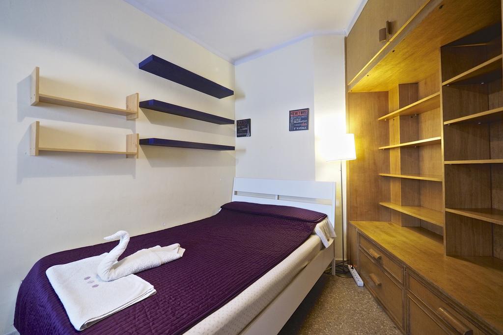 Motorsport Barcelona Hostel Eksteriør bilde
